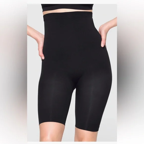NWOT- Skims High Waisted Mid Thigh Short Shapewear in Onyx - Picture 1 of 8